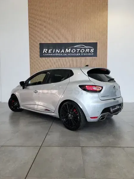 Usado Renault Clio IV Trophy 220 CV (161 kW) 2017 Gris / plata Berlina