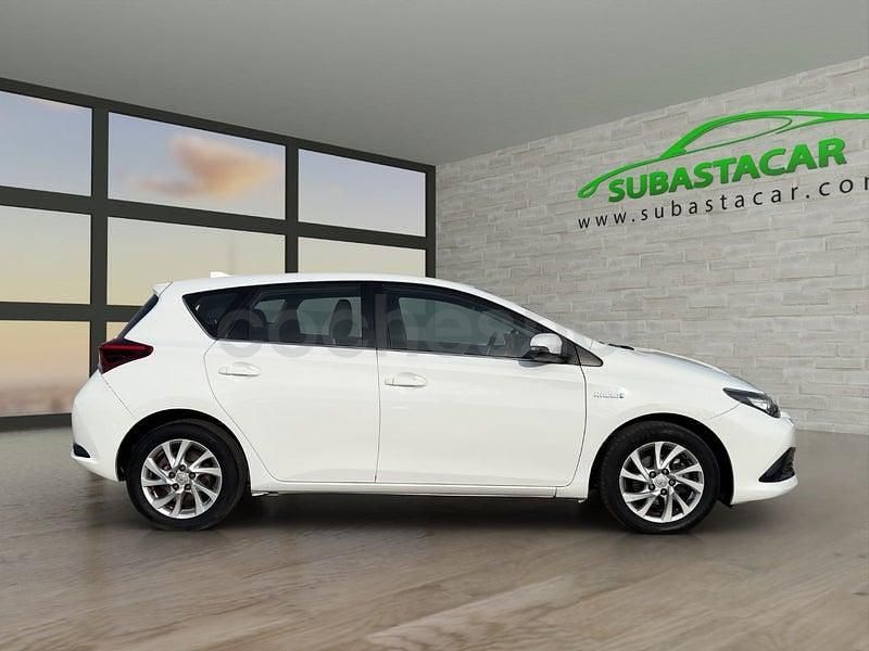 Usado Toyota Auris Hybrid Active 136 CV (100 kW) 2018 Blanco Berlina