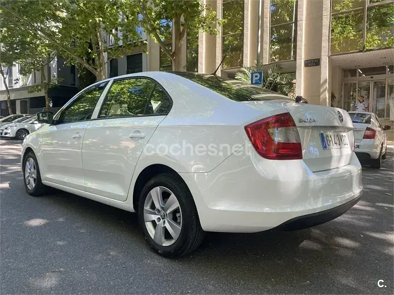 Usado Skoda Rapid Ambition 116 CV (85 kW) 2017 Blanco Utilitario