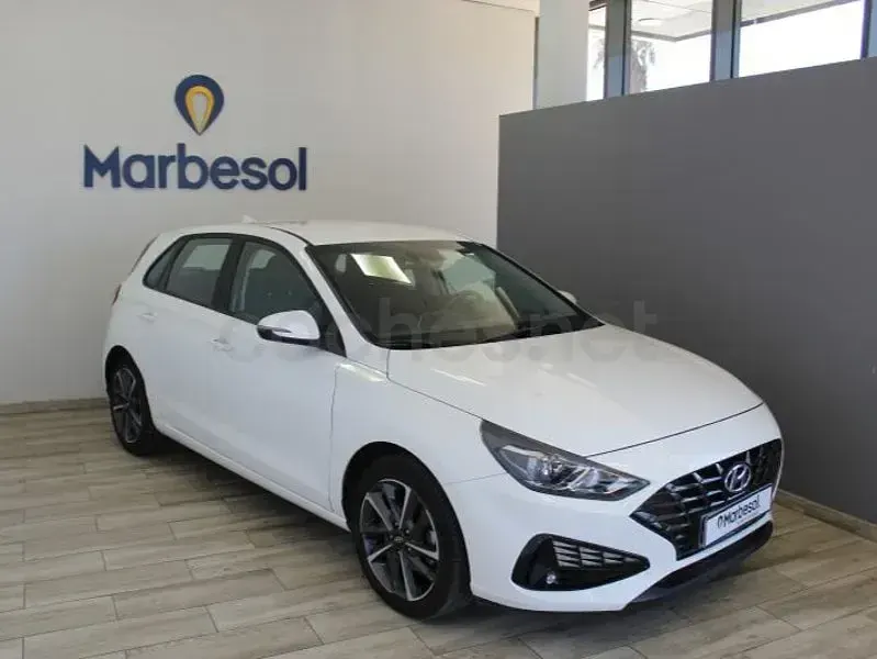 Usado Hyundai i30 110 CV (80 kW) 2021 Blanco Berlina