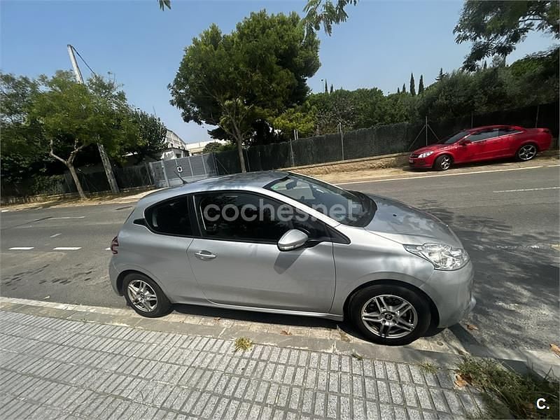 Usado Peugeot 208 Active 82 CV (60 kW) 2014 Gris / plata Utilitario