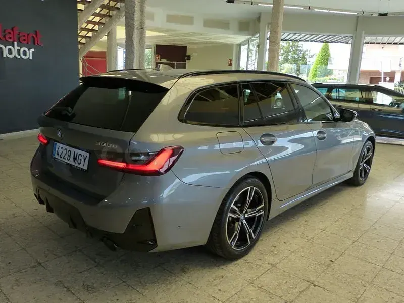 Usado BMW 330e Comfort Edition 292 CV (214 kW) 2023 Gris / plata Familiar