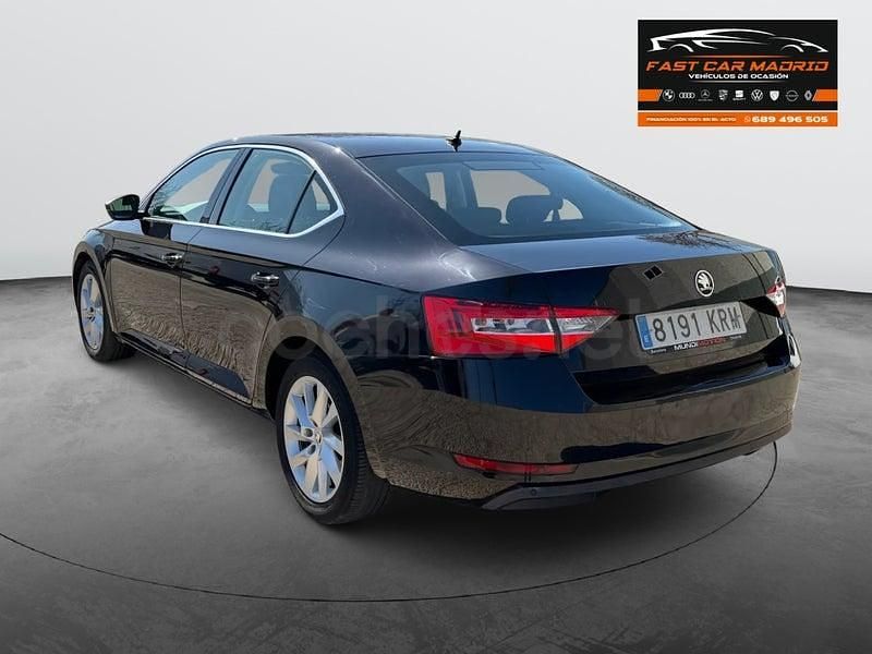 Usado Skoda Superb SportLine 150 CV (110 kW) 2018 Negro Berlina