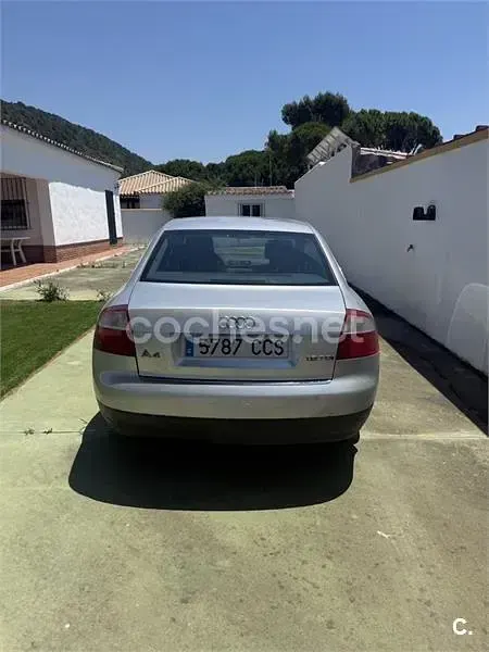 Usado Audi A4 130 CV (95 kW) 2002 Gris / plata Berlina