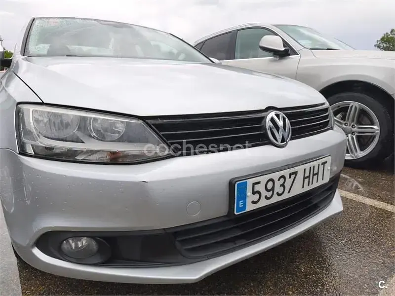 Usado VW Jetta Advance 105 CV (77 kW) 2012 Gris / plata Berlina