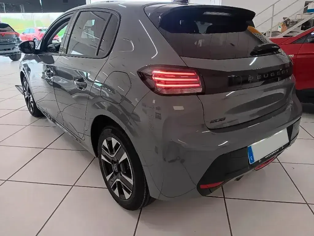 Nuevo Peugeot 208 Allure 100 CV (73 kW) 2025 Gris Utilitario