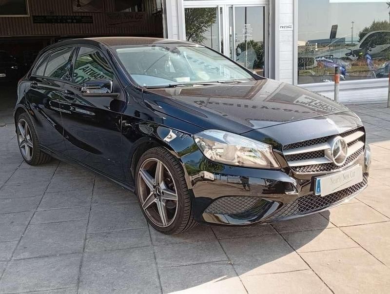 Usado Mercedes A180 Urban 109 CV (80 kW) 2013 Negro Utilitario