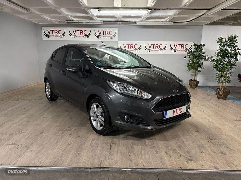 Gris / plata Usado 2017 Ford Fiesta Trend Utilitario | 9800 € (Precio justo) - Imagen 1/4
