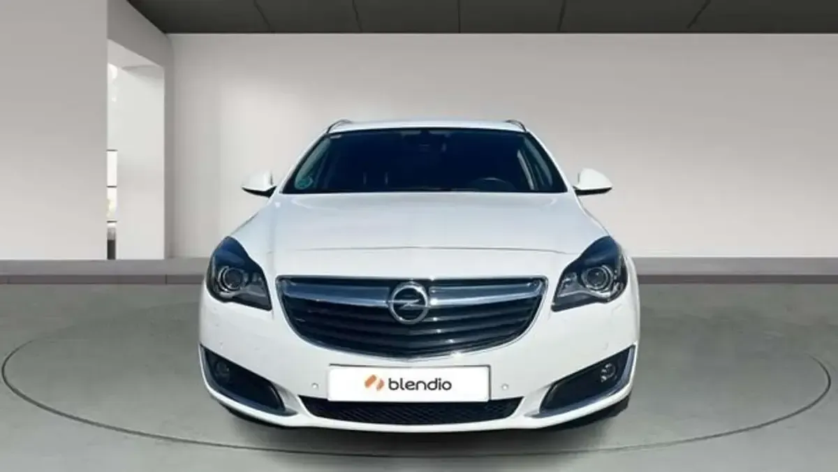 Usado Opel Insignia Selective 136 CV (100 kW) 2017 Blanco Familiar