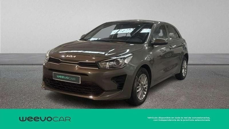 Usado Kia Rio 101 CV (74 kW) 2023 Verde Utilitario