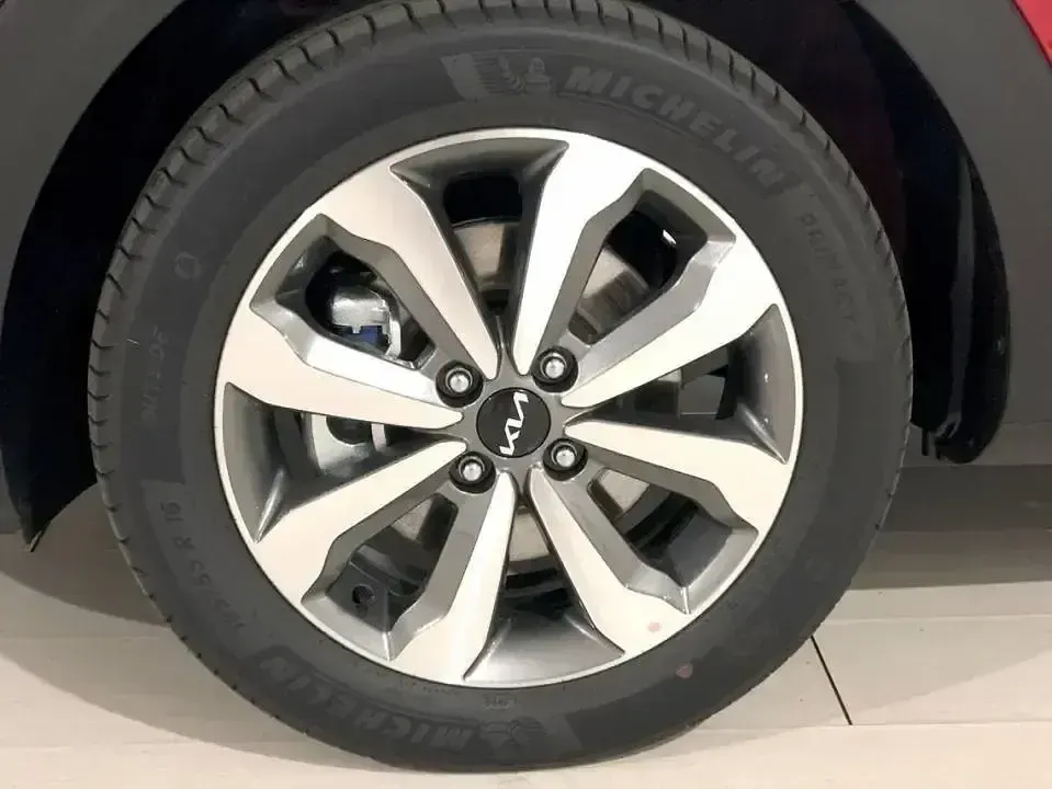 Uusi Kia Stonic 100 HP (73 kW) 2026 Punainen Katumaasturi