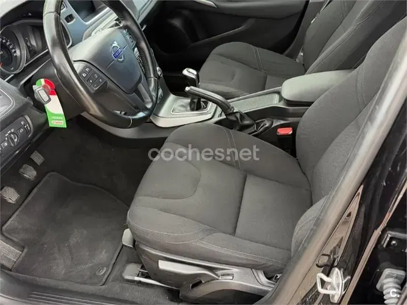 Usado Volvo V40 Momentum 120 CV (88 kW) 2016 Negro Berlina