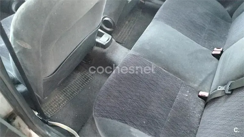 Usado Ford Focus Ambiente 90 CV (66 kW) 2000 Blanco Berlina