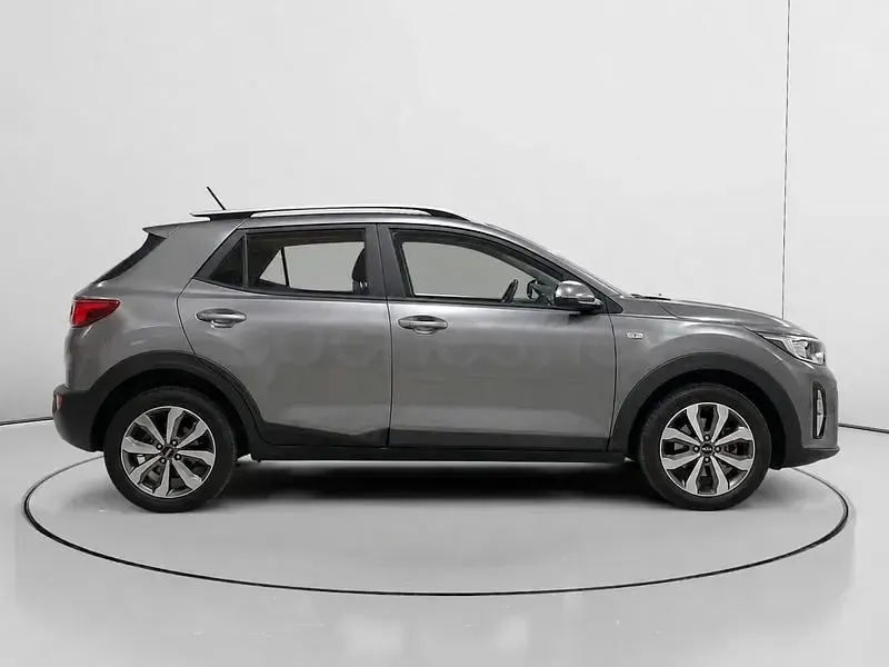 Usado Kia Stonic 100 CV (73 kW) 2024 Gris / plata SUV
