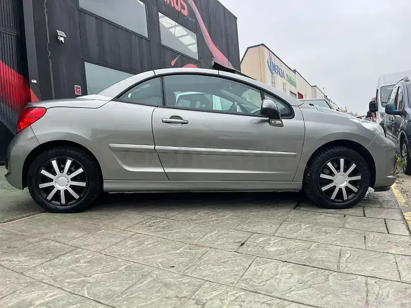 Usado Peugeot 207 CC 120 CV (88 kW) 2008 Gris / plata Descapotable