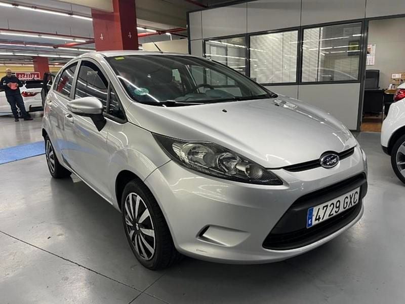 Plateado Usado 2010 Ford Fiesta Trend Utilitario | 4750 € (Buen precio) - Imagen 1/4