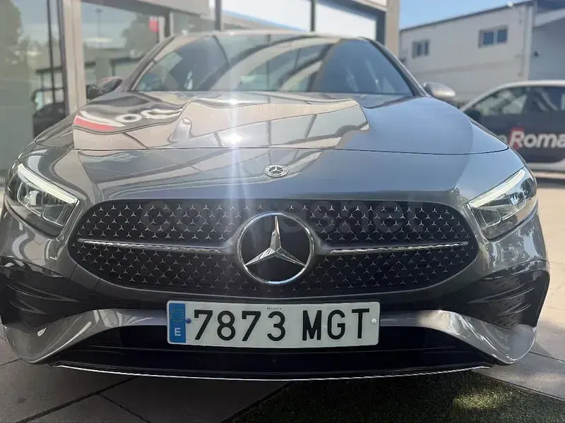 Usado Mercedes A180 Premium 116 CV (85 kW) 2023 Gris / plata Berlina