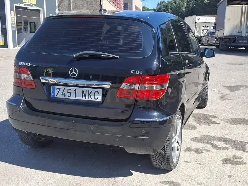 Usado Mercedes B180 109 CV (80 kW) 2011 Negro Monovolumen