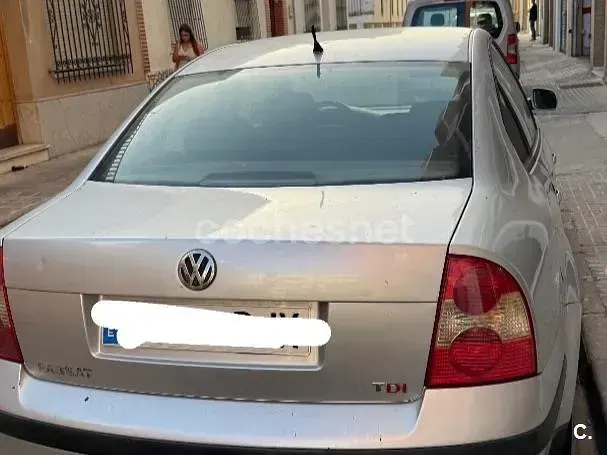 Usado VW Passat Edition 101 CV (74 kW) 2001 Gris / plata Familiar