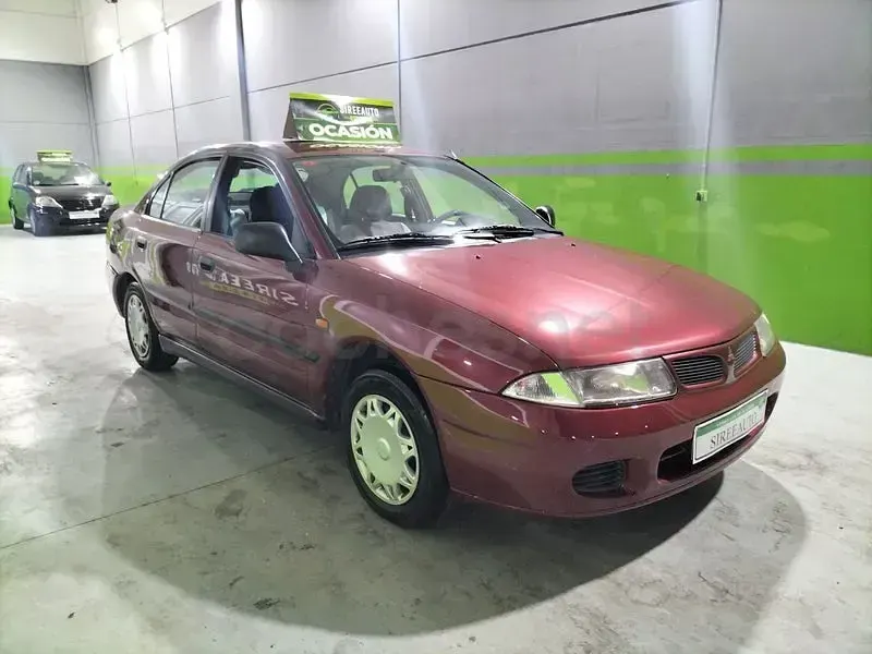 Usado Mitsubishi Carisma 100 CV (73 kW) 1999 Granate Berlina