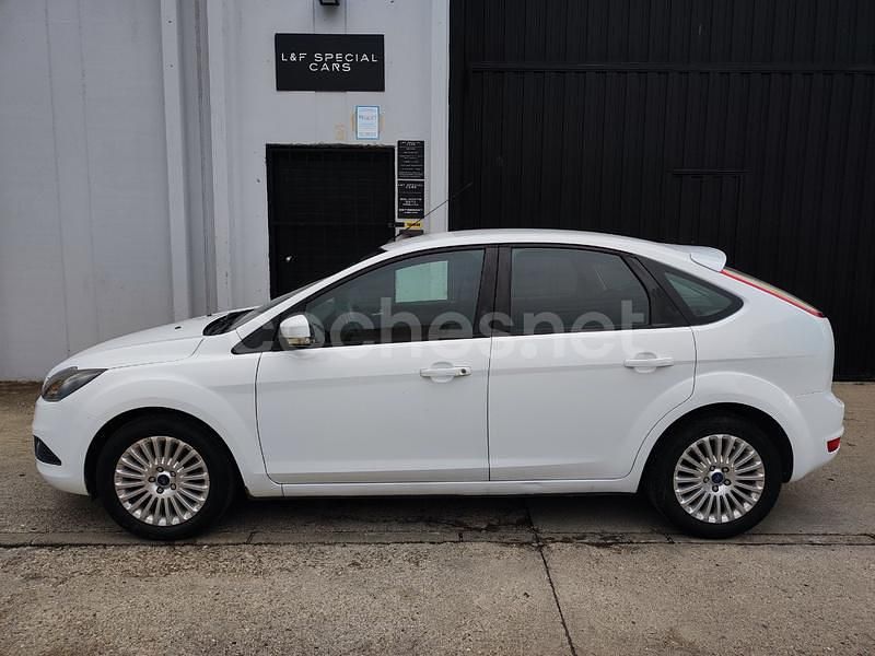 Usado Ford Focus Trend 109 CV (80 kW) 2011 Blanco Berlina