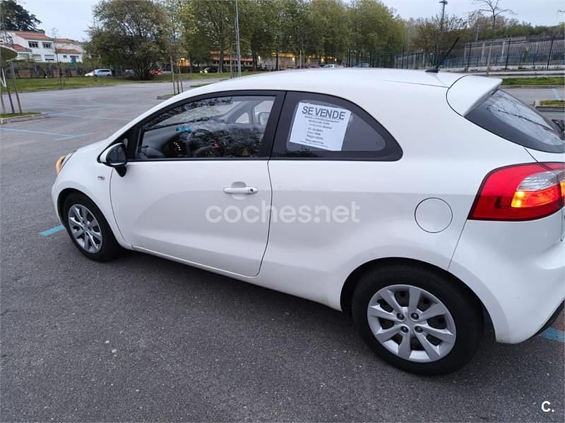 Usado Kia Rio 85 CV (62 kW) 2014 Blanco Berlina