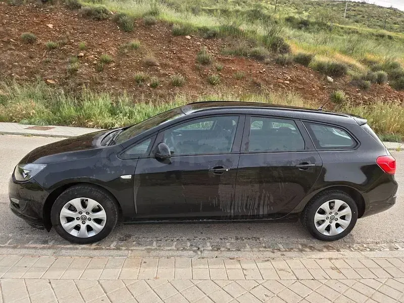 Usado Opel Astra Selective 110 CV (80 kW) 2015 Negro Familiar