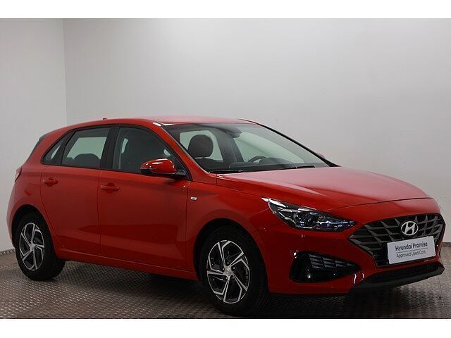 Engine red (sólido) Usado 2024 Hyundai i30 Berlina | 20.700 € (Precio justo) - Imagen 1/4