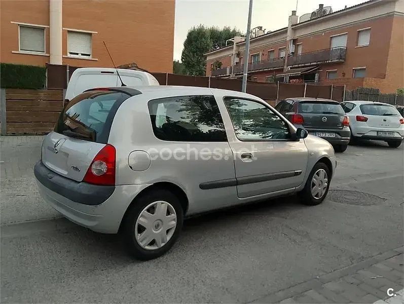 Usado Renault Clio II Expression 60 CV (44 kW) 2004 Azul Berlina