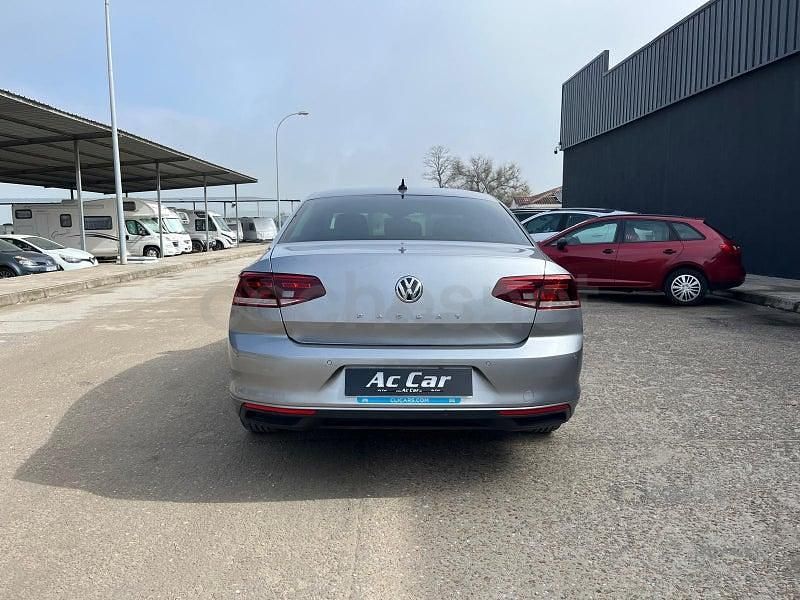 Usado VW Passat Executive 120 CV (88 kW) 2020 Gris / plata Berlina