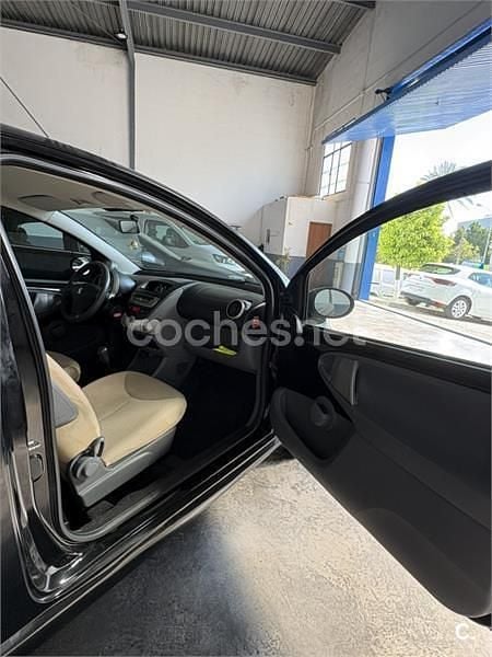 Usado Peugeot 107 54 CV (39 kW) 2007 Negro Utilitario