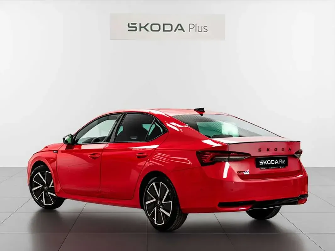 Usado Skoda Octavia SportLine 150 CV (110 kW) 2025 Rojo Utilitario