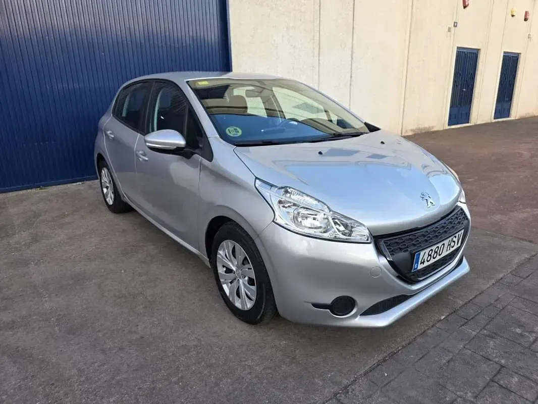 Usado Peugeot 208 Active 68 CV (50 kW) 2013 Plateado Utilitario