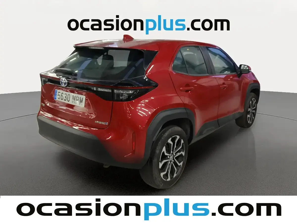 Usado Toyota Yaris Hybrid Active 116 CV (85 kW) 2024 Rojo Pickup/Camioneta
