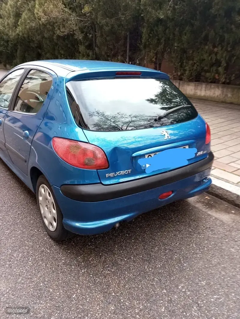 Usado Peugeot 206 70 CV (51 kW) 2003 Azul Berlina
