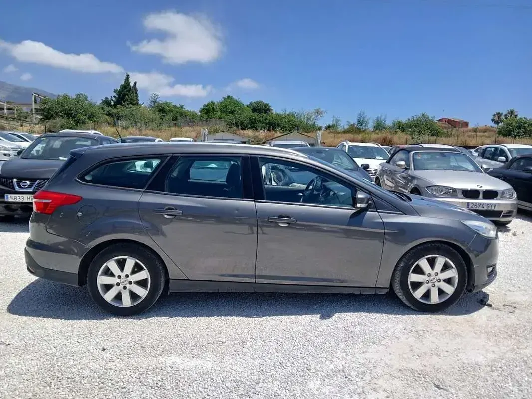 Usado Ford Focus Trend 114 CV (83 kW) 2015 Gris Familiar