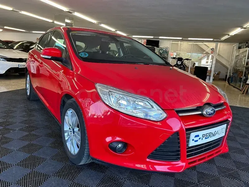 Usado Ford Focus Trend 100 CV (73 kW) 2012 Rojo Berlina