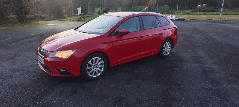 Usado Seat Leon Style 115 CV (84 kW) 2016 Rojo Familiar