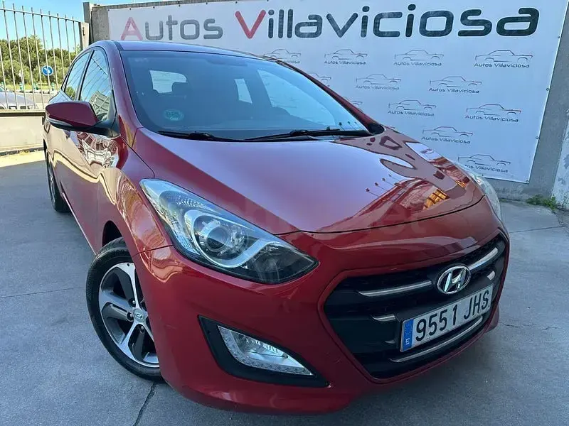 Usado Hyundai i30 100 CV (73 kW) 2015 Granate Berlina