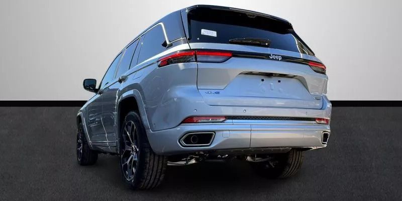 Usado Jeep Grand Cherokee Summit 380 CV (279 kW) 2023 Gris SUV