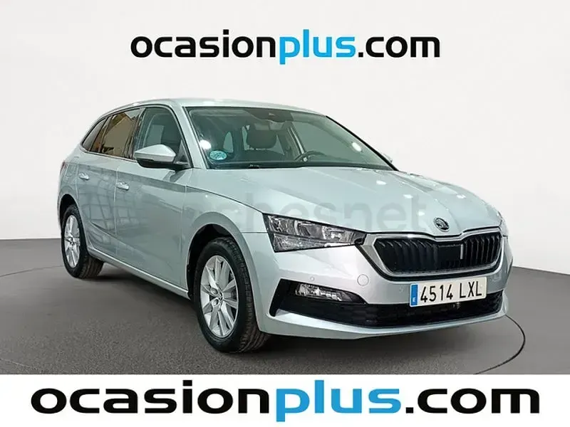 Usado Skoda Scala 150 CV (110 kW) 2022 Gris / plata Utilitario
