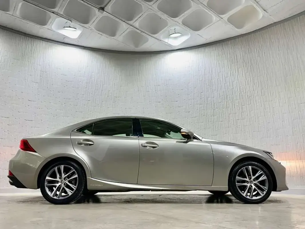Usado Lexus IS300h Executive Line 223 CV (164 kW) 2018 Gris Berlina