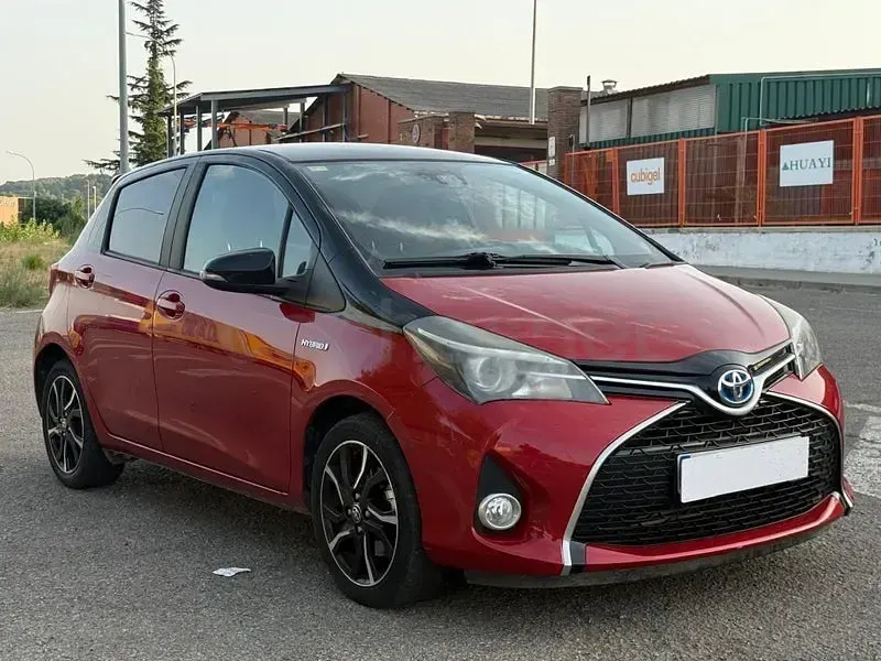 Usado Toyota Yaris Hybrid 100 CV (73 kW) 2016 Granate Berlina