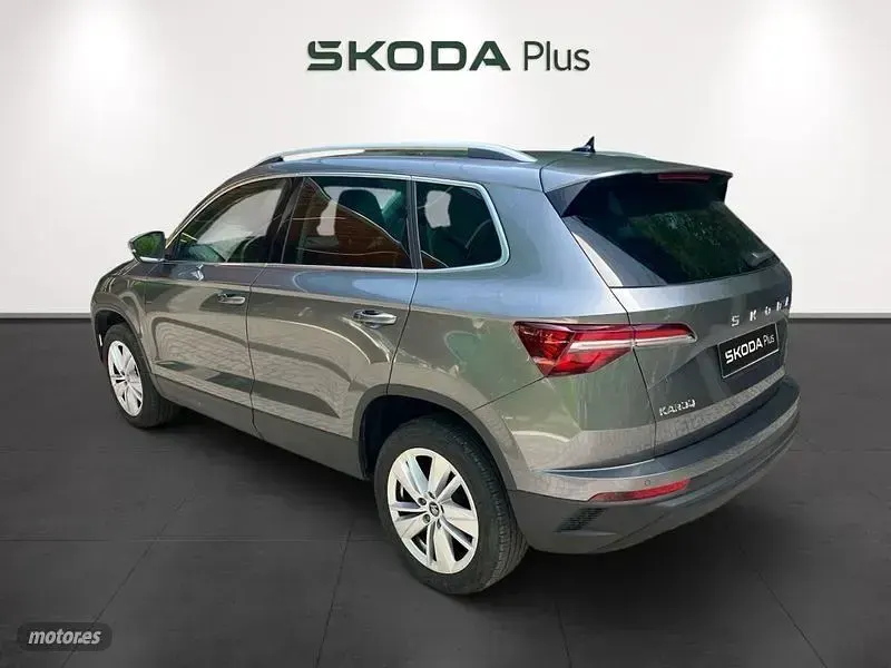 Usado Skoda Karoq Selection 150 CV (110 kW) 2025 Gris / plateado SUV