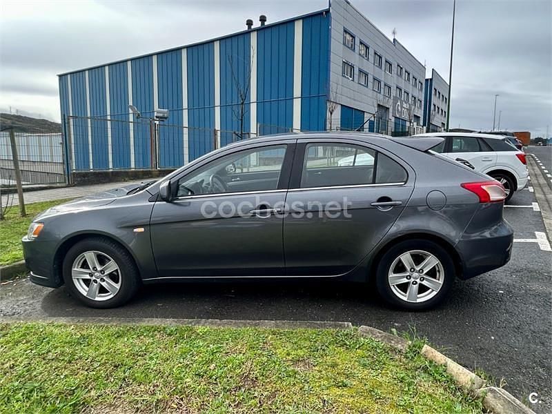 Usado Mitsubishi Lancer Sportback Invite 140 CV (102 kW) 2008 Gris / plata Berlina