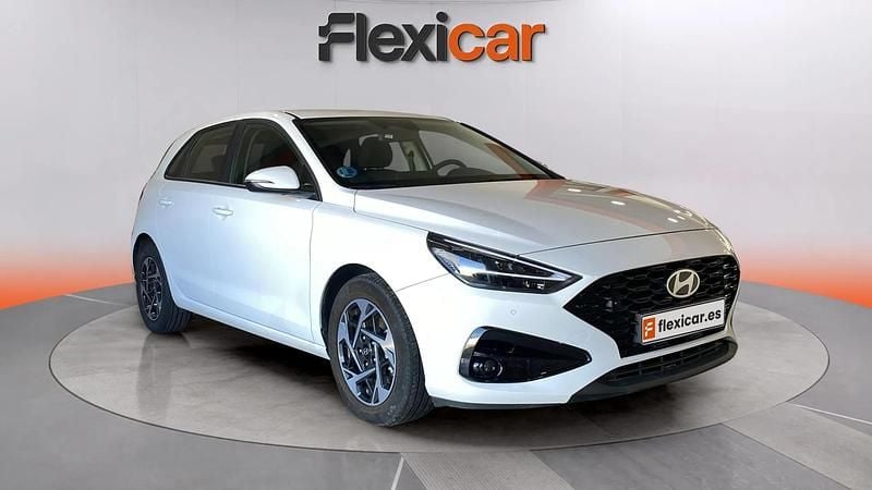 Usado Hyundai i30 120 CV (88 kW) 2024 Blanco Berlina