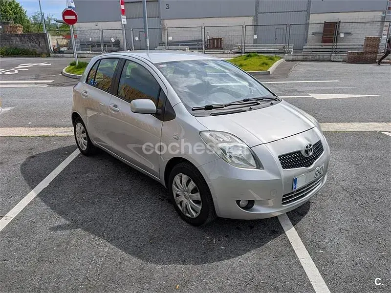 Usado Toyota Yaris Luna 87 CV (63 kW) 2008 Gris / plata Utilitario