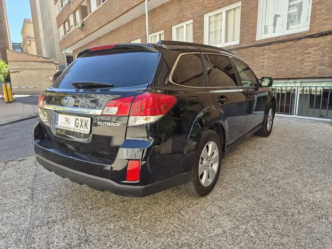 Usado Subaru Outback 165 CV (121 kW) 2010 Negro Familiar