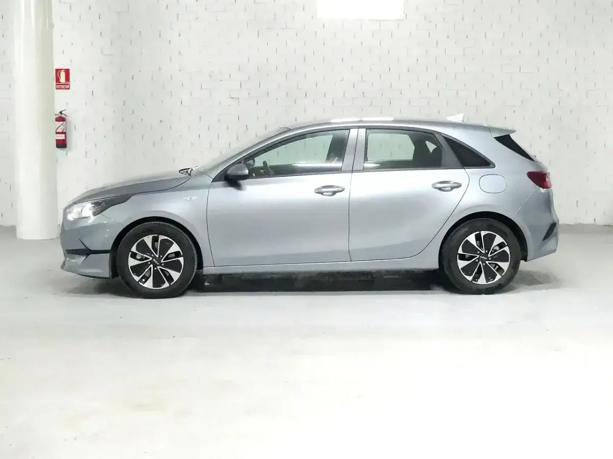 Occasion Kia Ceed 100 PK (73 kW) 2024 Grijs Hatchback