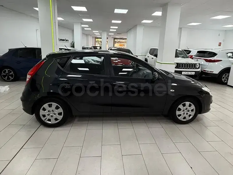 Usado Hyundai i30 Comfort 109 CV (80 kW) 2008 Negro Berlina
